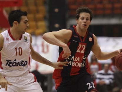 El jugador del Caja Laboral Tomas Heurtel trata de superar el marcaje de Kostas Sloukas, del Olympiacos.