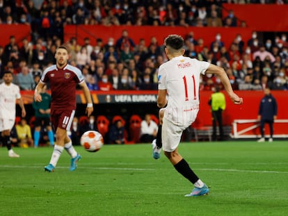 Munir dispara para hacer el gol del triunfo del Sevilla ante el West Ham.