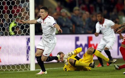 El delantero del Sevilla Kevin Gameiro celebra tras marcar el gol del empate al portero del Liverpool, Simone Mignolet.