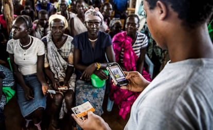 La telefonía móvil es una de las grandes protagonistas del proyecto MOM, que permite un registro digital de los refugiados para la distribución de alimentos.