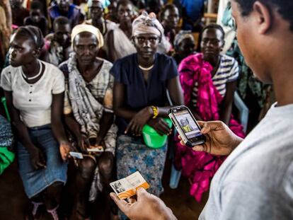 La telefonía móvil es una de las grandes protagonistas del proyecto MOM, que permite un registro digital de los refugiados para la distribución de alimentos.