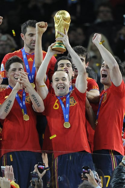 <p>El once de julio de 2010, exactamente a las 22:55:56, Andrés Iniesta enchufaba a bocajarro un pase de Cesc Fábregas que se colaba en la portería del portero holandés Stekelenburg y elevaba a España al olimpo del fútbol mundial. Tras agotar el tiempo reglamentario (y las fuerzas) parecía que los penaltis serían los encargados de dirimir cuál de las dos selecciones levantaría por primera vez una Copa Mundial, pero la magia del pálido centrocampista del Barcelona acortó los plazos y minutos después el capitán Iker Casillas elevaba el trofeo hacia el cielo sudafricano. El 85,9% de la audiencia, 15 millones de espectadores según los audímetros –pero con toda seguridad muchos más, ya que el evento fue seguido tanto en las casas como en los bares y en cientos de pantallas instaladas en plazas públicas– estalló en un grito colectivo mientras Camacho lanzaba aquel sentidísimo “Iniesta de mi vida” y el héroe del partido corría desaforado hacía ningún lugar mientras homenajeaba ante el mundo al llorado Dani Jarque. Para volver a ver el gol de Iniesta, <a href=":%20https://www.youtube.com/watch?v=TkvgqQxpUG4" target="_blank">haz clic aquí</a>. </p>