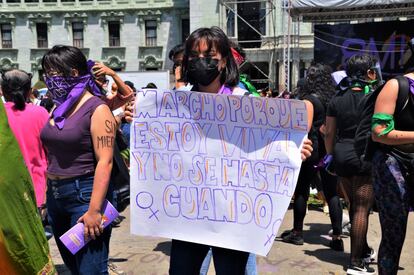 Keyla Garrido, de 19 a?os, confiesa durante la marcha del 7 de marzo en Ciudad de Guatemala: Todos los das temo por mi vida. Y recuerda que es peligroso ser mujer en este pas porque una sale a la tienda y no sabe si va a volver a casa.