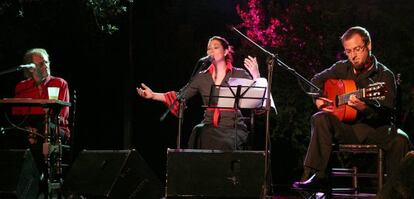 Recital de poemas de Luis Eduardo Aute, con la cantaora flamenca Marina Heredia acompañada a la guitarra por 'El Bola', en 2008 en Madrid