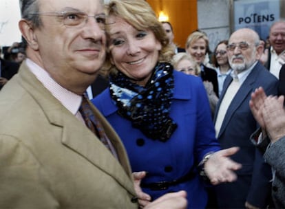 Santiago Fisas, en primer término, junto a la presidenta regional, Esperanza Aguirre, en un reciente acto inaugural.