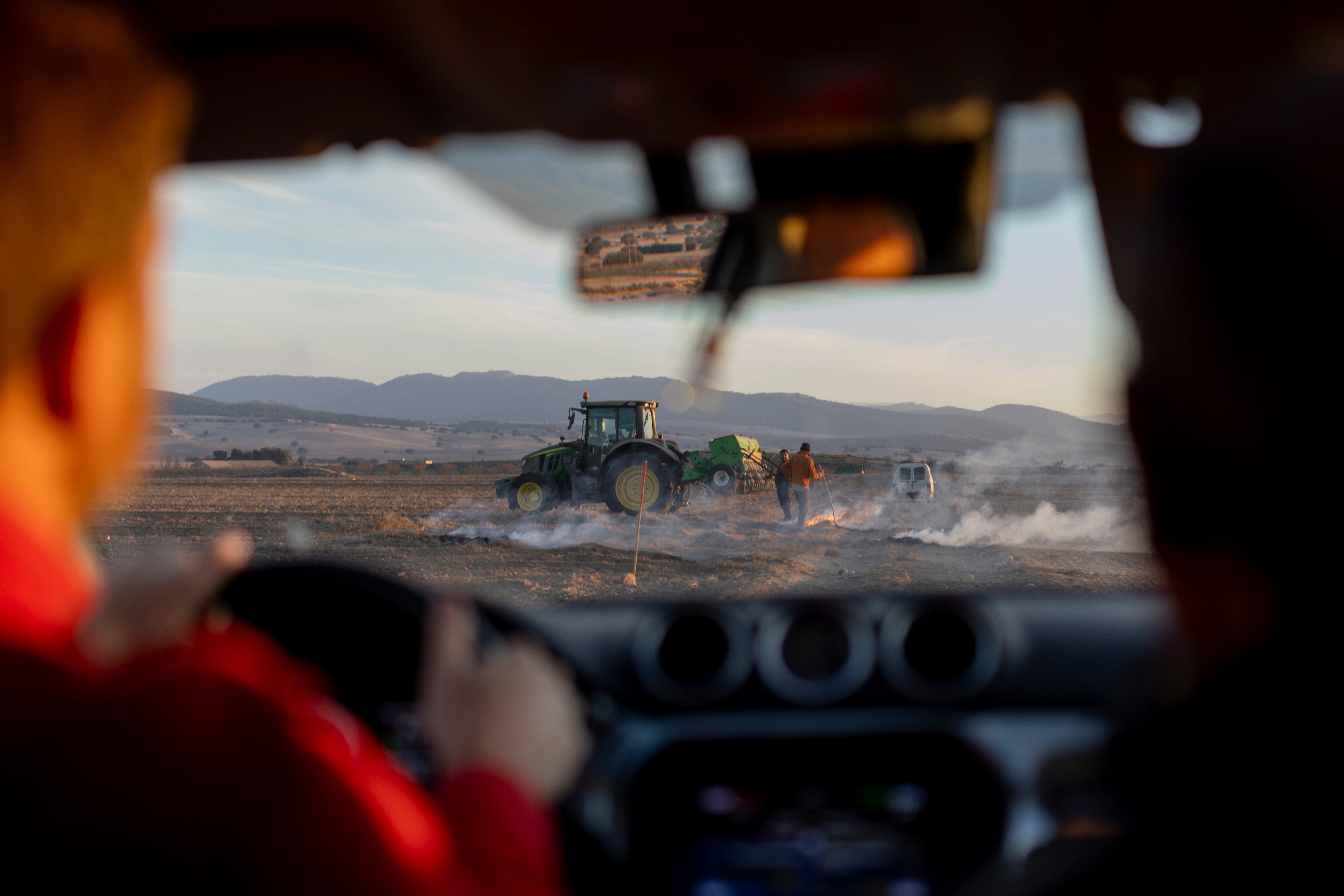 Varios agricultores queman rastrojos en la finca regenerativa El Entredicho, en Caravaca de la Cruz (Murcia). 