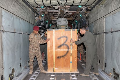 Soldados jordanos cargan ayuda humanitaria para Gaza en un avión, en una fotografía publicada por las Fuerzas Armadas del país.