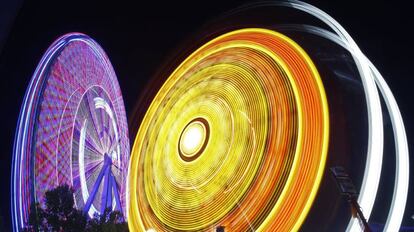 Luces de las atracciones de carnaval de la Feria Estatal de Texas en Dallas (EE UU). La feria anual del Estado de Texas ha tenido lugar casi todos los años desde 1886 y se celebra en Fair Park en Dallas.