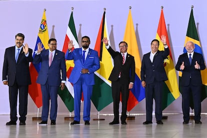 Nicolas Maduro, Chan Santokhi, Irfaan Ali, Gustavo Petro, Luis Arce, y Luiz Inacio Lula da Silva en la Cumbre de presidentes en Brasil, el 30 de mayo de 2023.