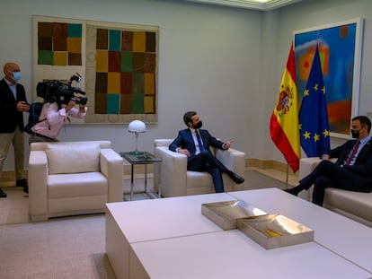 El presidente del Gobierno, Pedro Sánchez, y el presidente del PP, Pablo Casado, en una reunión en la Moncloa, en septiembre de 2020, con la obra de Teresa Lanceta detrás del segundo.