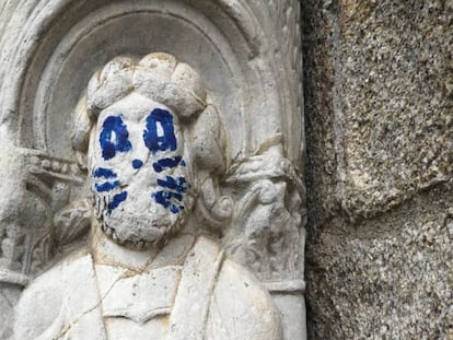 Figura da Catedral de Santiago pichada em um ato de vandalismo.