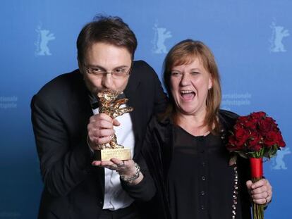 El director Calin Peter Netzer junto a Ada Solomon, productora de su película 'La postura del hijo', ganadora del Oso de Oro.