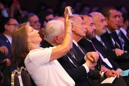 María Clemencia Rodríguez de Santos, primera dama de Colombia, tomando una foto en el foro 'Los beneficios de la paz en Colombia'.