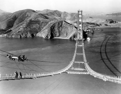 Trabajos en la pasarela del Golden Gate el 25 de octubre de 1935.Inaugurado en 1937, une la península de San Francisco por el norte con el sur de Marin, a través del estrecho de Golden Gate, que da nombre al puente.