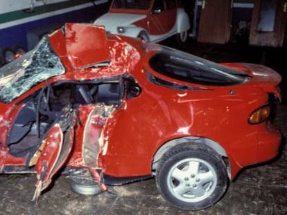 Un coche declarado siniestro total tras sufrir un accidente de carretera.