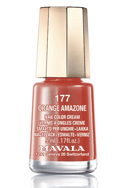 Laca de uñas en tono naranja (177 Orange Amazone) de la firma Mavala. Es de su colección Paradox.