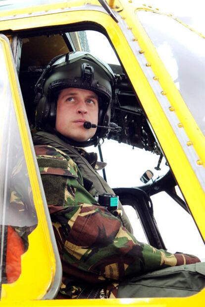 Guillermo, en un helicóptero de la RAF.