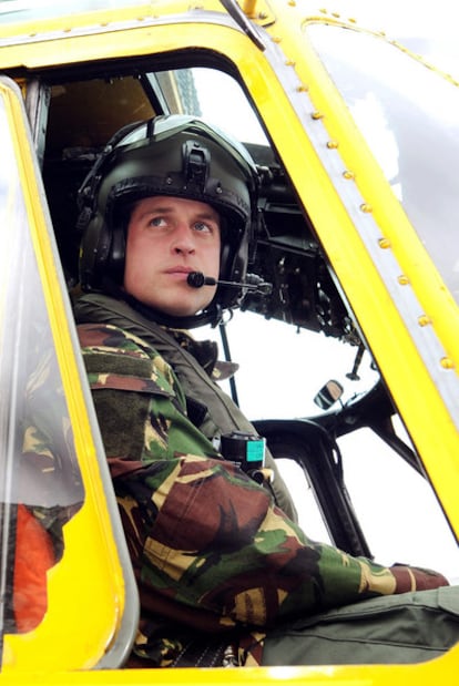 Guillermo, en un helicóptero de la RAF.