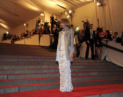 'La modelo y la musa' fue el nombre de la exposición de 2010. La editora de 'Vogue' vistió, cómo no, de Chanel alta costura para pasear por una alfombra roja por la que no hay famoso que no quiera desfilar.