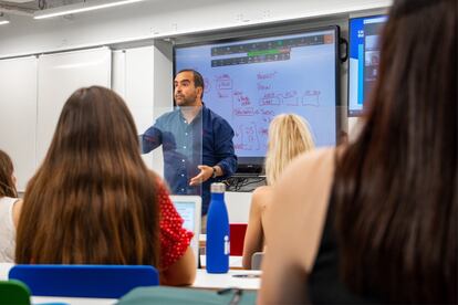 Ricardo Pérez, profesor de Sistemas de Información en el Instituto de Empresa, durante una clase.