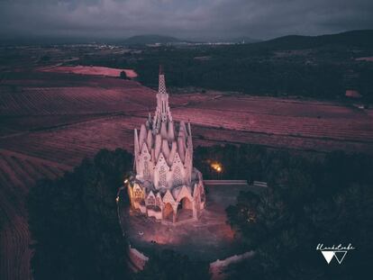 Aquesta obra de Jujol té cert aire a una pagoda oriental, però també recorda un refugi d'ermità.