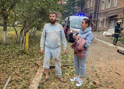 Oleg Bychko mira las ruinas del edificio en el que ha muerto su hijo de 10 años, Tymofii, tras un ataque ruso la mañana de este viernes en Járkov, al norte de Ucrania.