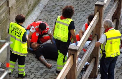 Uno de los mozos, que ha quedado inconsciente en la zona del callejón, tiene una disminución del nivel de consciencia. Ha sido tratado en un primer momento a la enfermería de la plaza de toros para estabilizarlo y posteriormente será trasladado al Complejo Hospitalario de Navarra para hacerle un escáner.