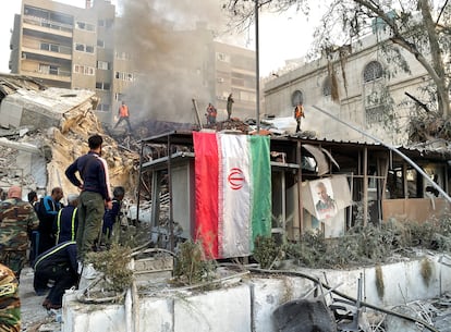 Una bandera iraní en los restos del edificio del Consulado de ese país en Damasco, la capital siria, tras el ataque israelí del pasado lunes.