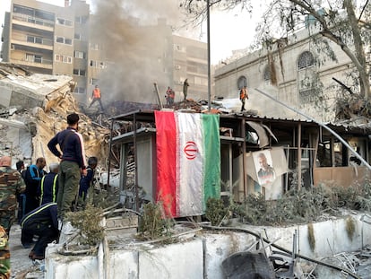 Una bandera iraní en los restos del edificio del Consulado de ese país en Damasco, la capital siria, tras el ataque israelí del pasado lunes.