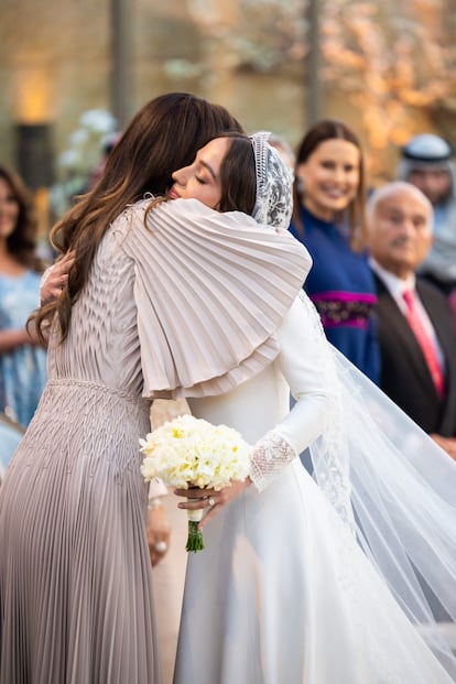 Rania de Jordania abraza a su hija mayor, la princesa Iman, durante la ceremonia de su boda celebrada el 12 de marzo en Amán.