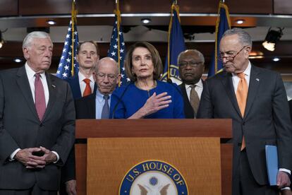 La presidenta de la Cámara de Representantes, Nancy Pelosi, se dirige a la prensa junto al senador Schumer (a la dercha en la foto), este miércoles en Washington.