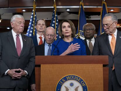 La presidenta de la Cámara de Representantes, Nancy Pelosi, se dirige a la prensa junto al senador Schumer (a la dercha en la foto), este miércoles en Washington.