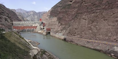 Barreira de uma represa na área de Qinghai