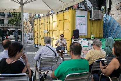 Una asamblea de la Plataforma de Afectados por la Hipoteca (PAH), este martes en el barrio de Sants (Barcelona).