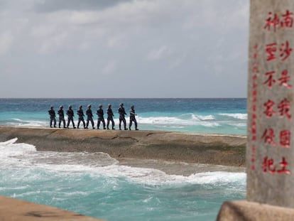 Soldados chinos en la islas Spratly, en febrero de 2016