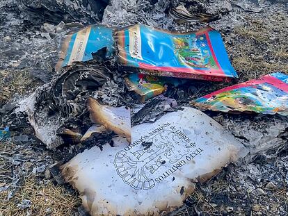 Detalle de libros de texto quemados por padres y madres mayas tzotziles de la comunidad de San Antonio el Monte, en el municipio de San Cristóbal de las Casas, Chiapas (México), el 20 de agosto de 2023.