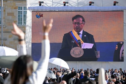 Seguidores del presidente de Colombia, Gustavo Petro, atienden a su discurso durante la toma de posesión.