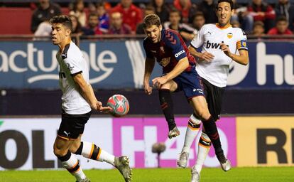 Brasanac chuta a puerta entre Gabriel y Parejo.