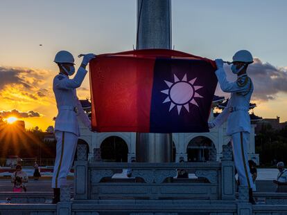 Ceremonia de bajada de bandera en Liberty Square, Taipéi (Taiwán), el 9 de agosto.