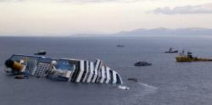 El barco Costa Concordia se hunde frente a la isla de Giglio (Italia)