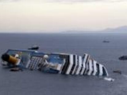 El barco Costa Concordia se hunde frente a la isla de Giglio (Italia)