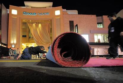 Colocaci&oacute;n de la alfombra roja de los Oscar, en el rebautizado Dolby Theatre, el mi&eacute;rcoles por la noche.