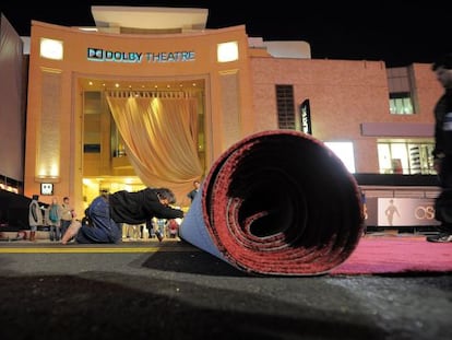 Colocaci&oacute;n de la alfombra roja de los Oscar, en el rebautizado Dolby Theatre, el mi&eacute;rcoles por la noche.