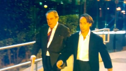 El empresario de la &#039;jet set&#039; Adri&aacute;n de la Joya, junto a su abogado a la salida de la Audiencia. 