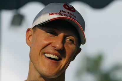 Schumacher sonríe tras la sesión de clasificación.