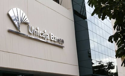 Exterior de una de las sedes de Unicaja.