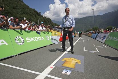 El director del tour, Christian Prudhomme, espera a que el pelotón ocupe su lugar en la parrilla de Fórmula 1, antes de la decimoséptima etapa del Tour.