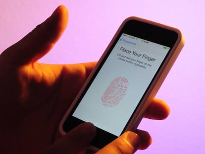 Teléfono inteligente con lector de huellas dactilares.