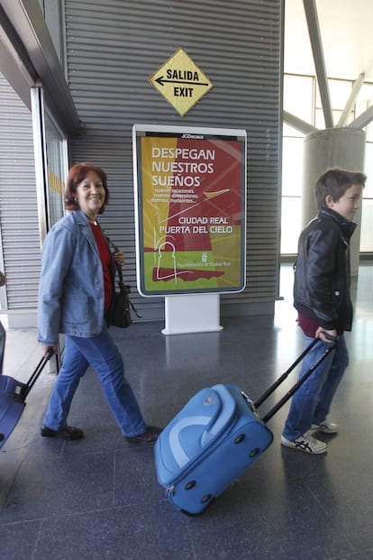 La compañía Vueling, la única que funcionaba regularmente hasta la fecha, ha dejado hoy de operar. A partir de ahora, las pistas de aterrizaje quedan para uso exclusivo de vuelos privados