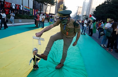 Um homem com um boneco representando o presidente Jair Bolsonaro durante os protestos do último sábado.